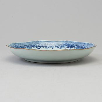 A blue and white export porcelain dish, Qing dynasty, Qianlong (1736-95).