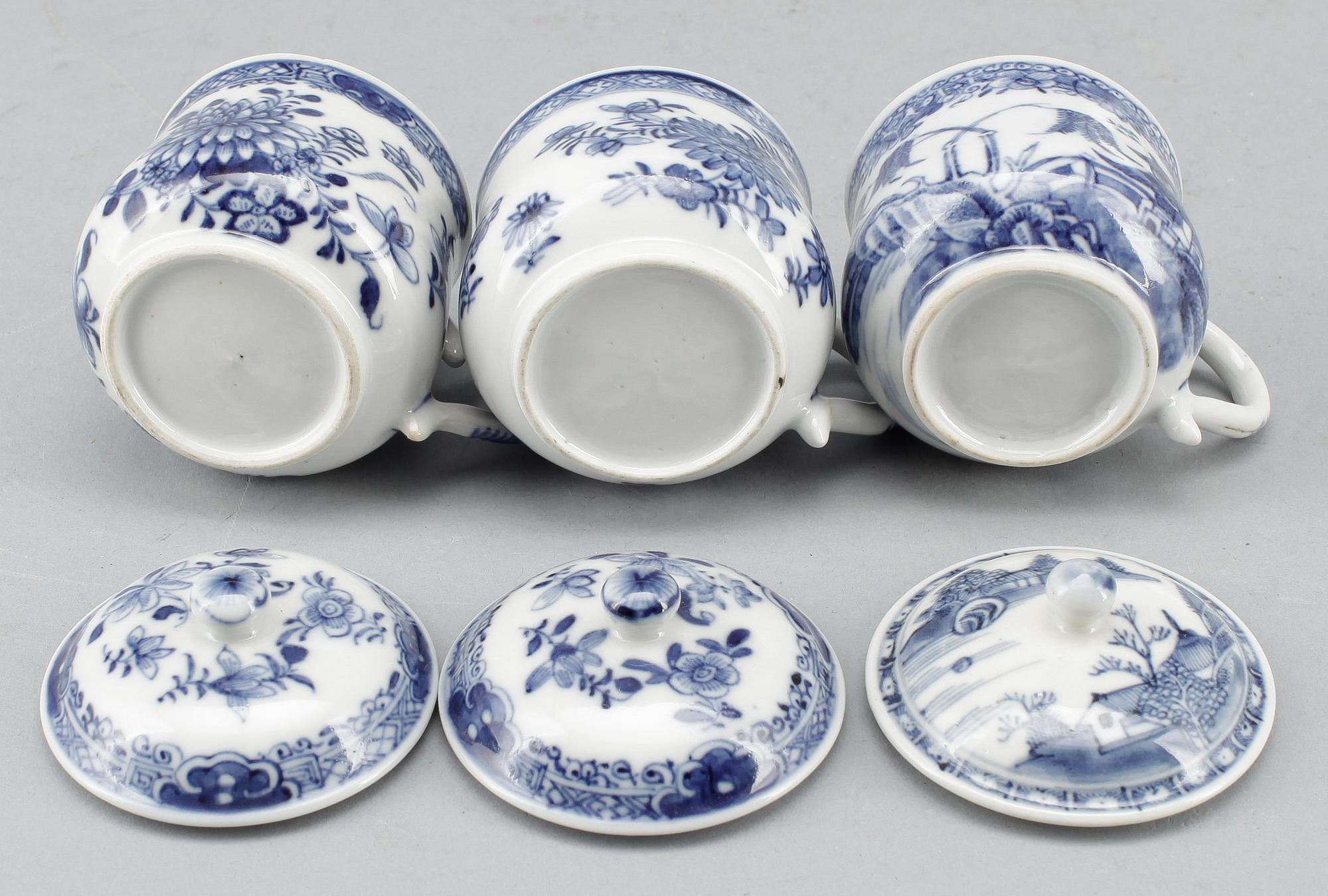 CREMEKOPPAR, 3 st SAMT BÄRTALLRIK, porslin, Qianlong, Kina 1700-tal.