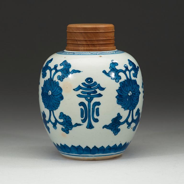 A blue and white jar, Qing dynasty Kangxi (1662-1722).