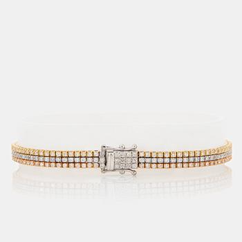 An 18K gold bracelet set with round brilliant-cut diamonds.