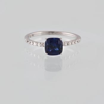 RING, 18K vitguld med briljantslipade diamanter ca 0.04 ct samt fasettslipad blå safir. Vikt 1,9 gram.