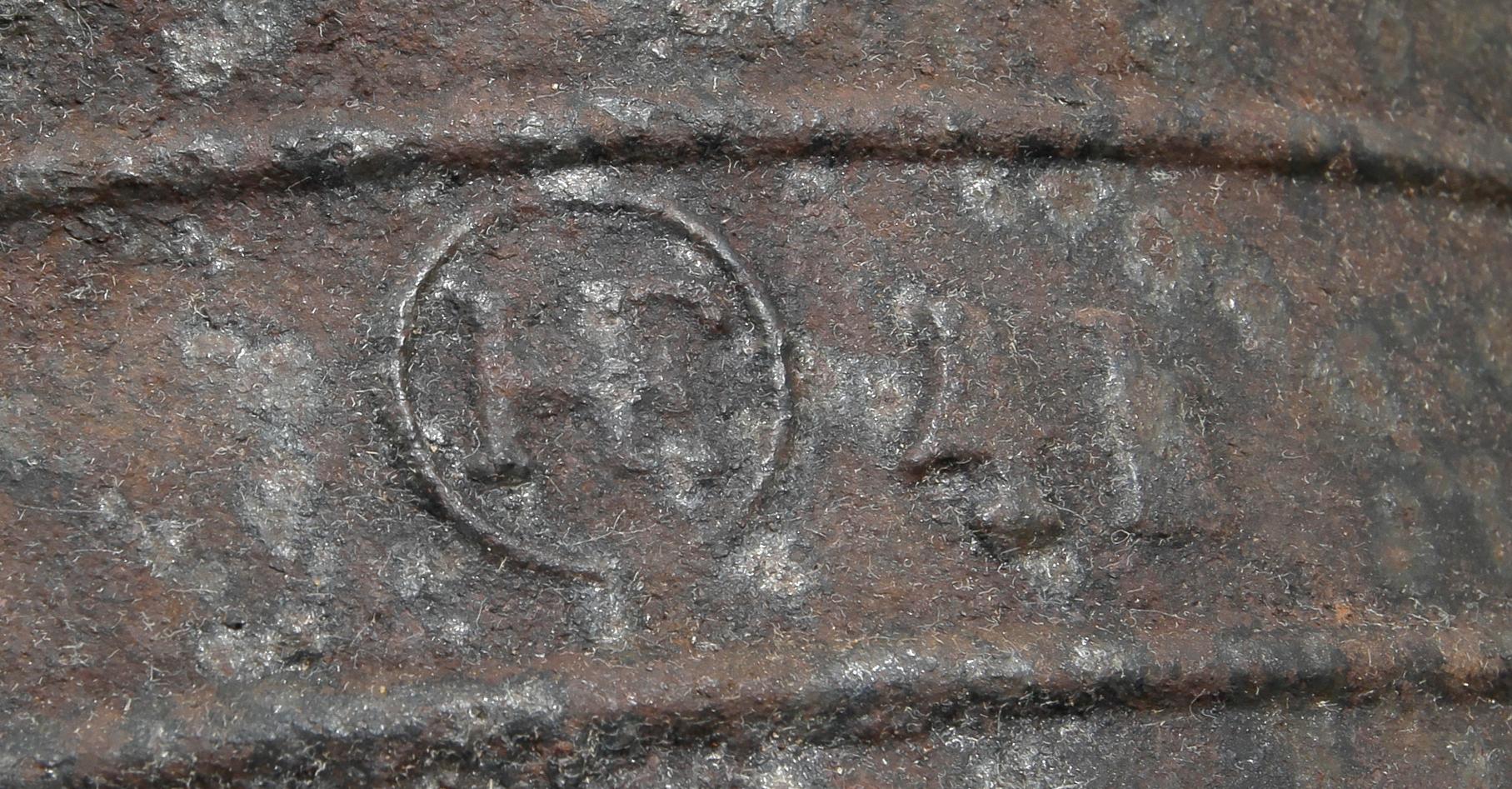 GRYTOR, 2 st, gjutjärn, en märkt HF, sannolikt Hällefors bruk, 1800-tal.