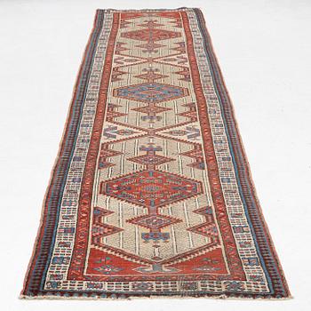 A Sarab/Hamadan runner, antique, c. 430 x 95 cm.