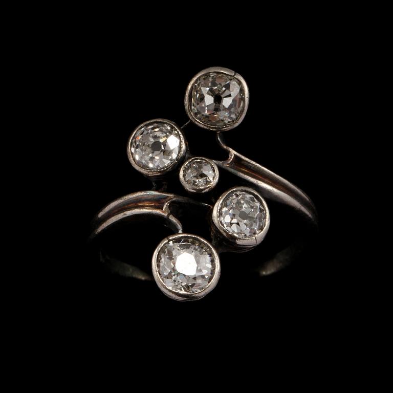 RING, silver med 5 äldre briljantslipade diamanter totalt ca 1.10 ct. Vikt 3 g.