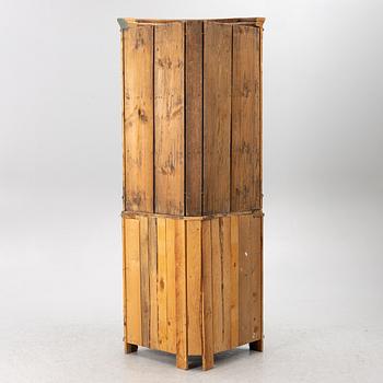 Corner cabinet, 18th/19th century.