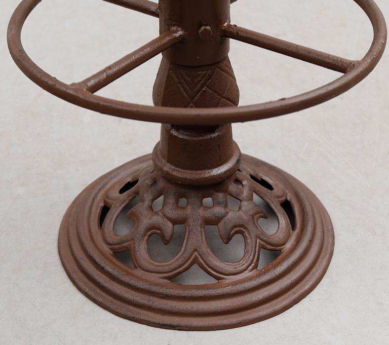 BARPALLAR, 4 st, gjutjärn, 1900-tal.