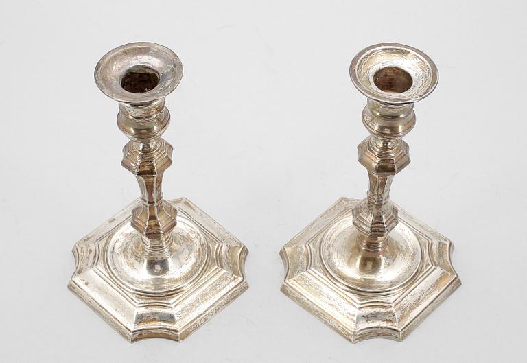 LJUSSTAKAR, ett par, barockstil, sterlingsilver, trol England, 1900-tal.