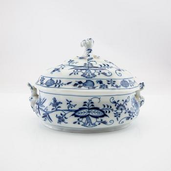 Covered dish porcelain, "Onion pattern", Meissen, Germany 20th century.