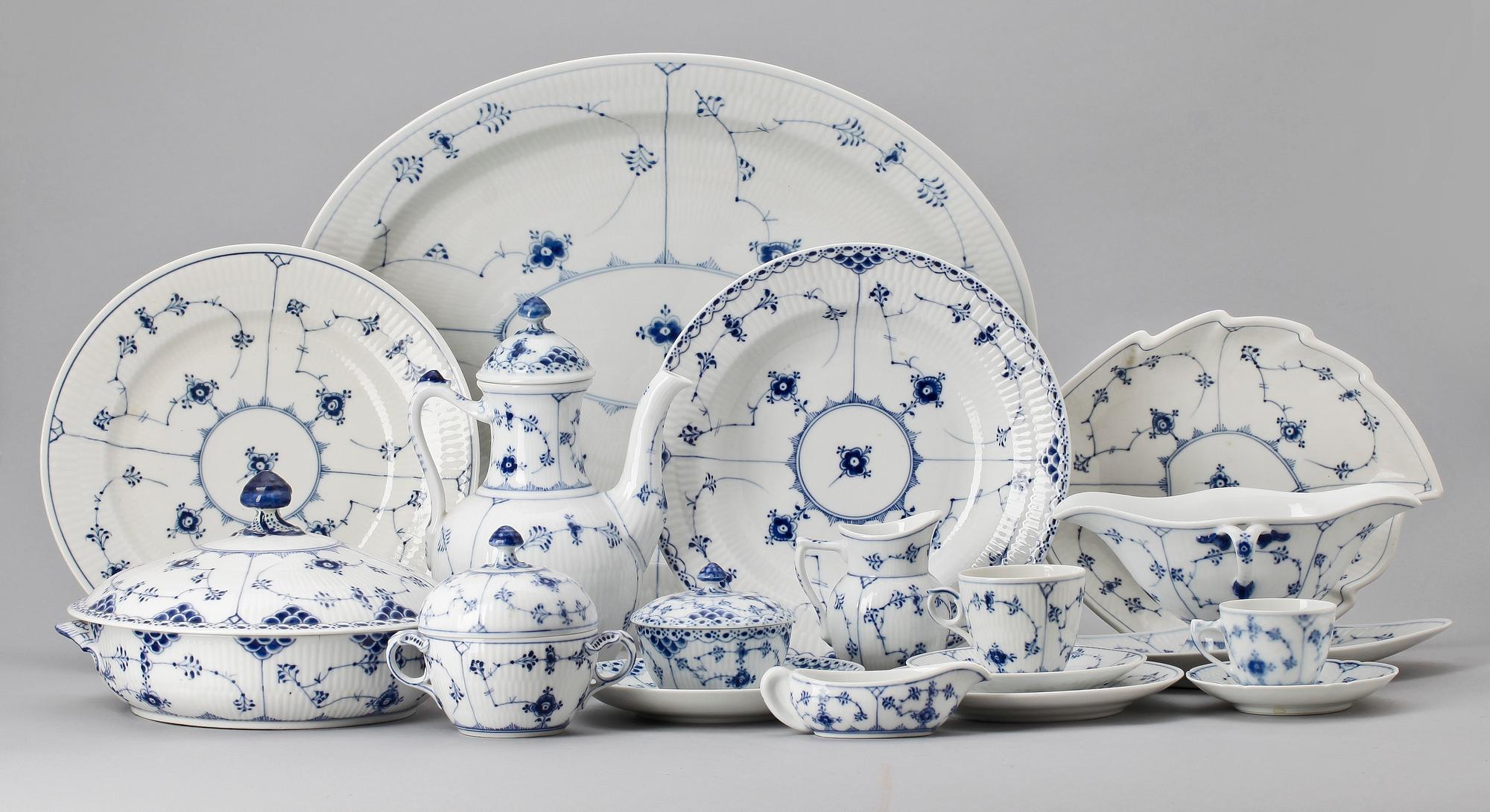 SERVIS, 70 delar, porslin, "Musselmalet", Royal Copenhagen och Bing & Grøndahl, Danmark.