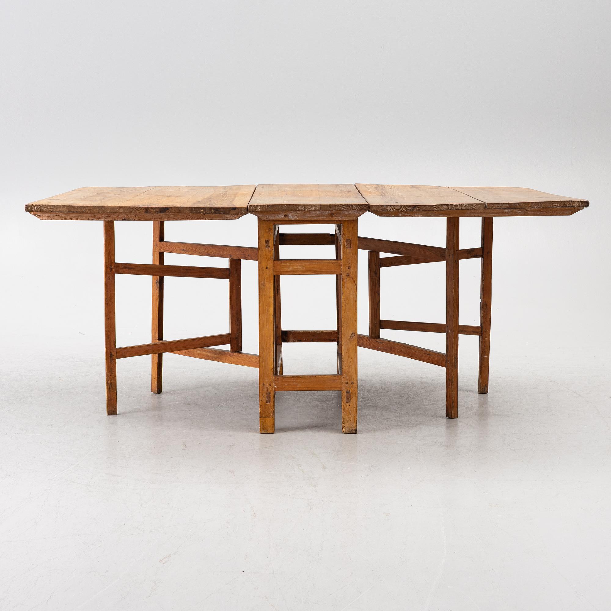 A gate leg table, 18th/19th century.