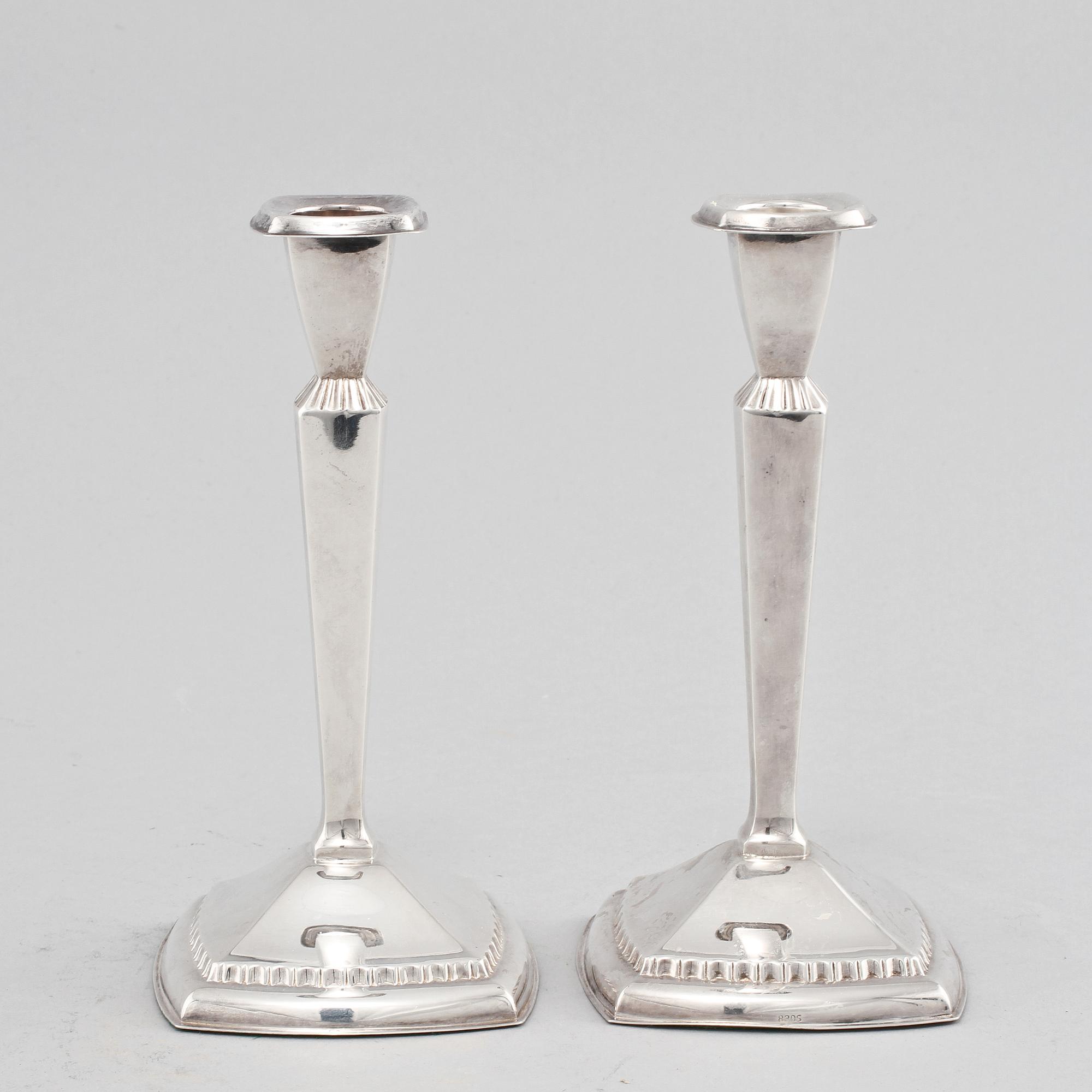 LJUSSTAKAR, ett par, silver, omkring 1900-talets mitt.