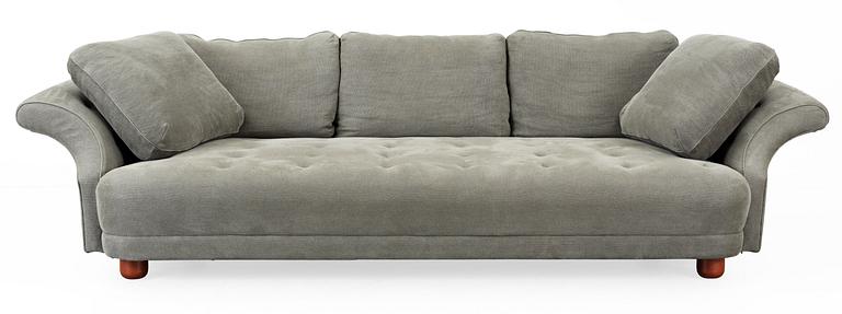 A Josef Frank 'Liljevalch' sofa by Svenskt Tenn.