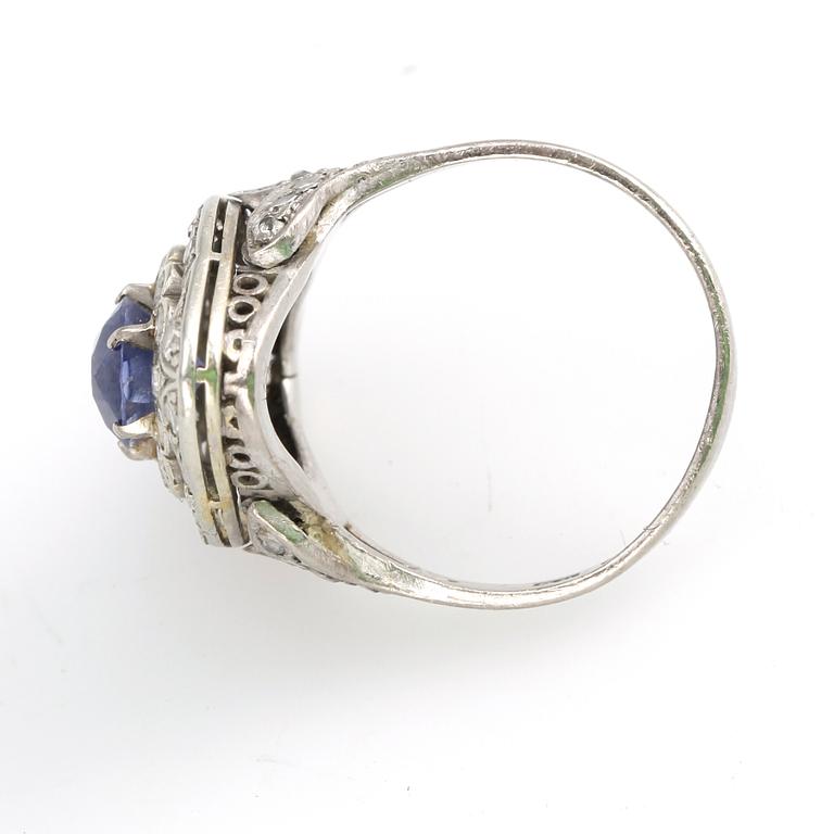 RING, 18k vitguld med safir och små diamanter, Sverige, 1946. Vikt 5,9g.