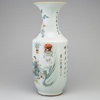 A large Chinese famille rose vase, early 20th century.
