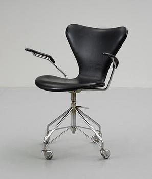 An Arne Jacobsen 'Series 7' desk chair by Fritz Hansen, Denmark 1963.