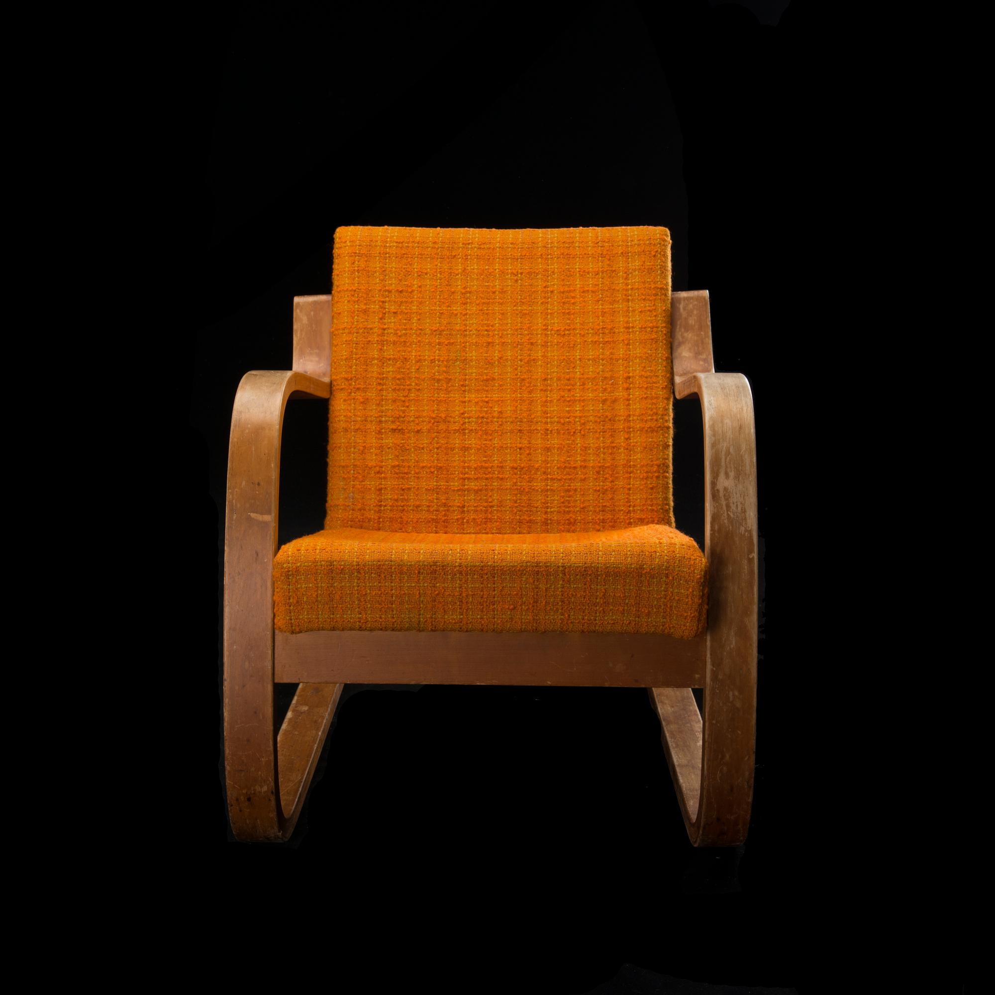 ALVAR AALTO, FÅTÖLJER, ETT PAR. NR 34/402. Tillverkad för Artek av Oy Huonekalu- ja Rakennustyötehdas Ab, Åbo. 1950-tal.