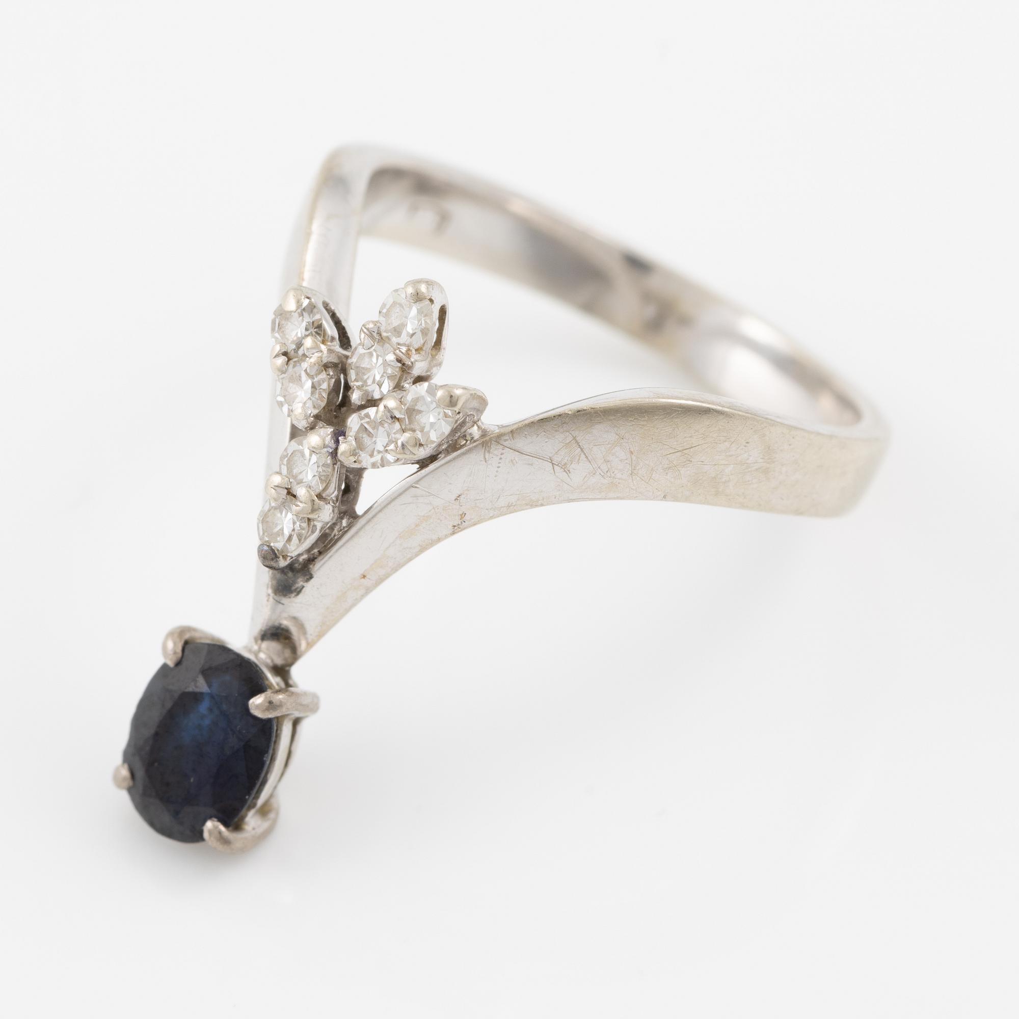 Ring in 18K white gold with a dark sapphire and octagon-cut diamonds.