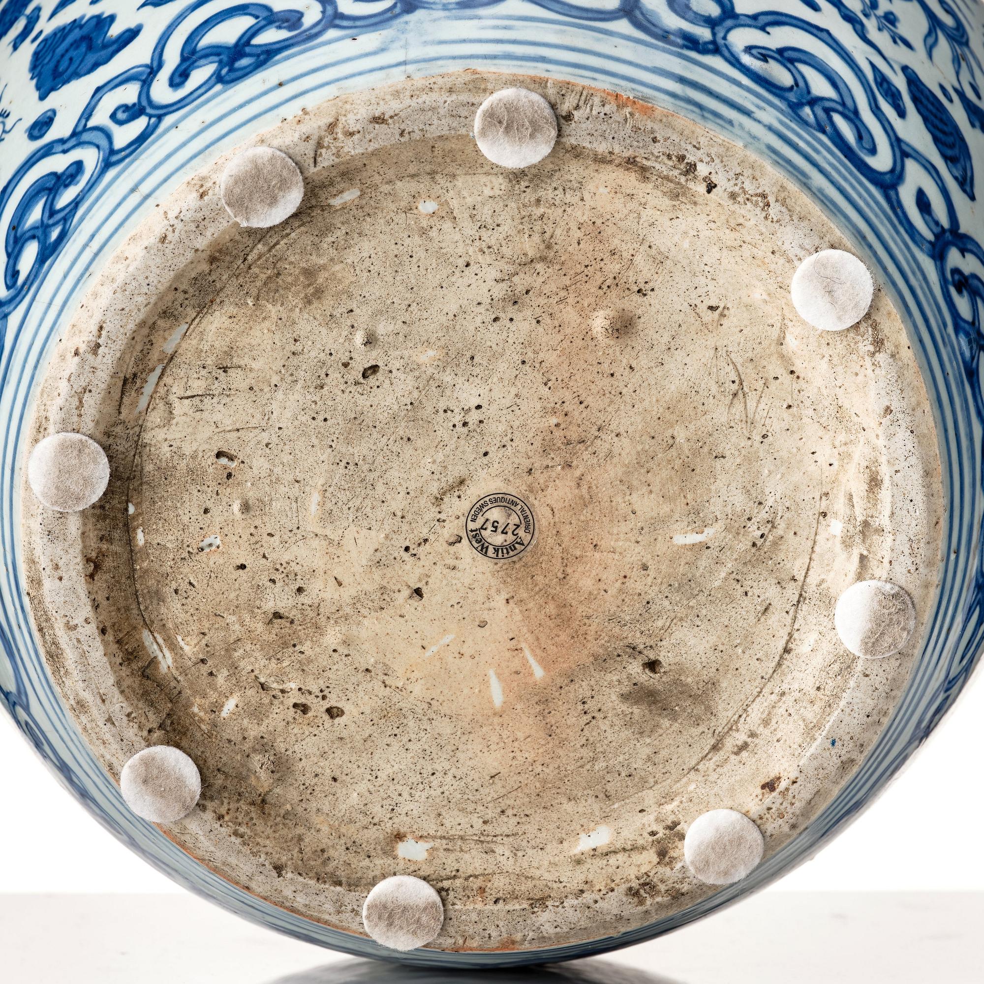 A large blue and white jar, Ming dynasty, Wanli (1572-1620).