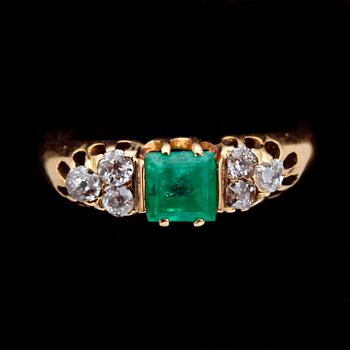 RING, 14k guld med trappslipad smaragd och 6 antikslipade diamanter tot. ca. 0,25 ct. Tot. vikt 3,4 g.