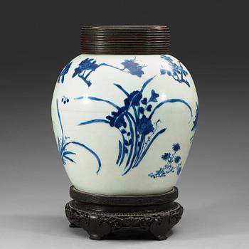 125. A blue and white Transitional jar, 17th Century.