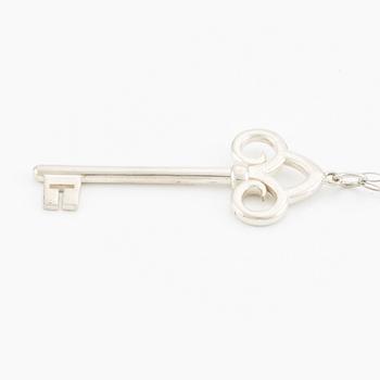 Tiffany & Co,  "Fleur de lis key"  hänge nyckel med kedja, sterlingsilver.