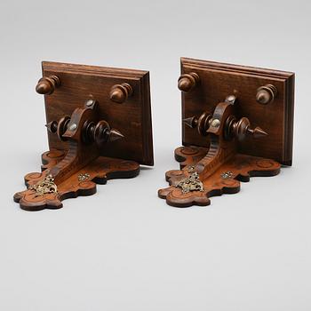 KONSOLER, 1 par, betsat trä, 1900-talets första hälft.