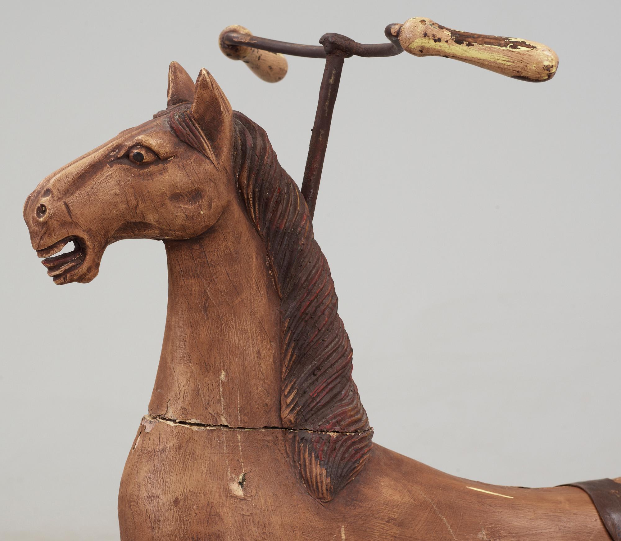 HÄSTTREHJULING, trä och gjutjärn, 1900-tal.