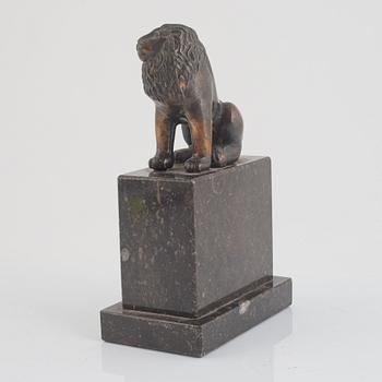 A table sculpture/paper weight, 20th century.