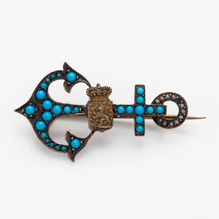Rintakoru, turkoosit, helmet, Suomen vaakuna, kullattu hopea, 1900-luvun alussa.