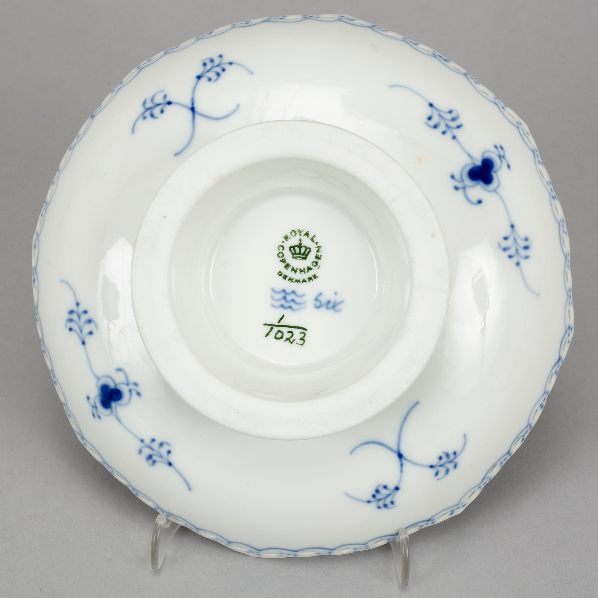 Royal Copenhagen, a 'Musselmalet' part service, Denmark (14 pieces).