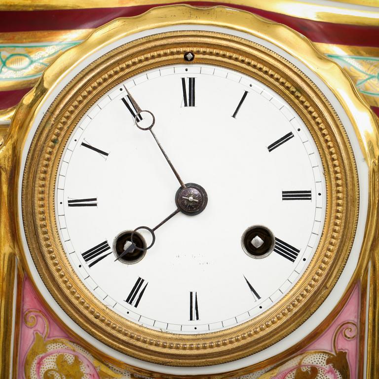 BORDSPENYDL, porslin, med glaskupa. 1800-talets slut.