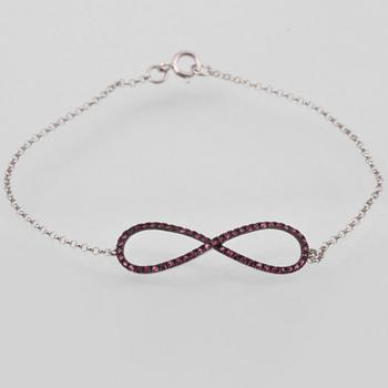 ARMBAND, 18K vitguld med fasettslipade rubiner ca 0.33 ct. Vikt 1,5 gram.