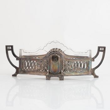 An Art Nouveau silver-plate jardinière, ealry 20th century.