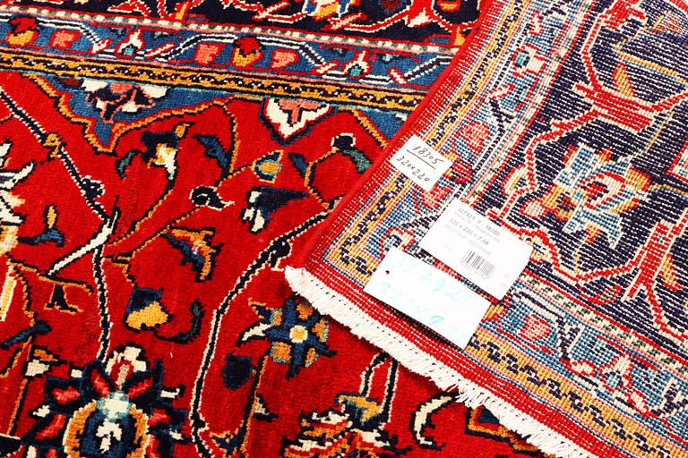 A Hamadan carpet, a. 320 x 220 cm.