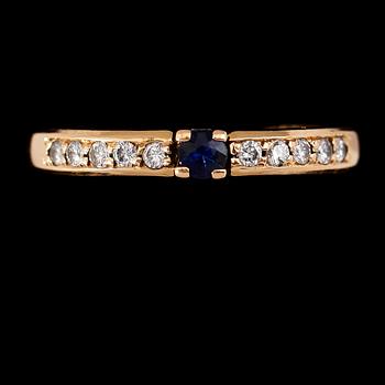 RING, 18 k guld, med safir och briljantslipade diamanter, 1990. Total vikt ca 2 gram.