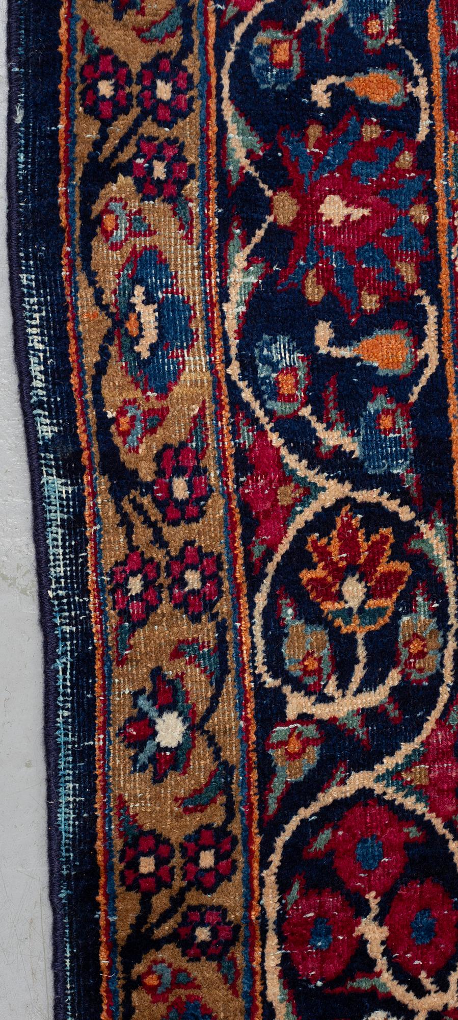 A carpet, an antique/a semi-antique Yezd, ca 557-562 x 366,5-370,5 cm.