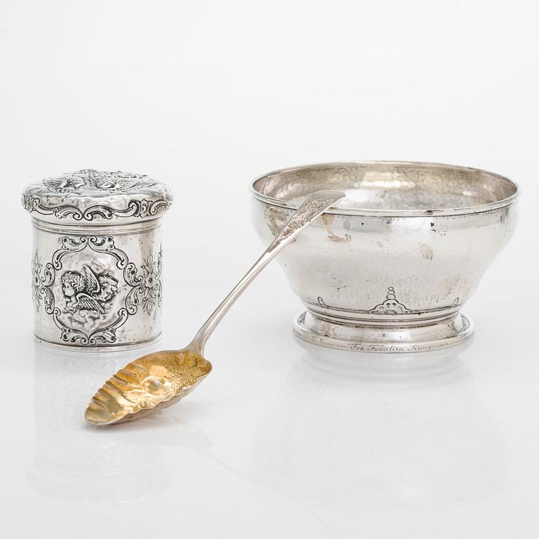 Syltsked och burk, sterling silver, London 1802 och Birmingham 1901 samt skål, silver, Danmark 1918.