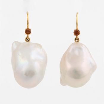 Ebba Brahe, örhängen, "The Skokloster Earrings" 18K guld med barockpärlor.