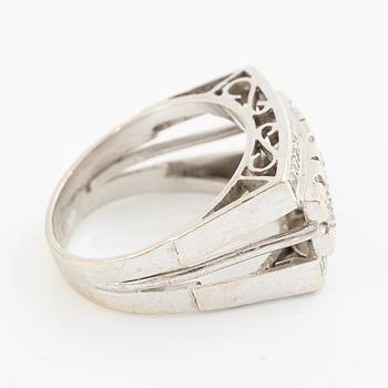 Ring, 18K white gold, set with three brilliant-cut diamonds and octagonal-cut diamonds.