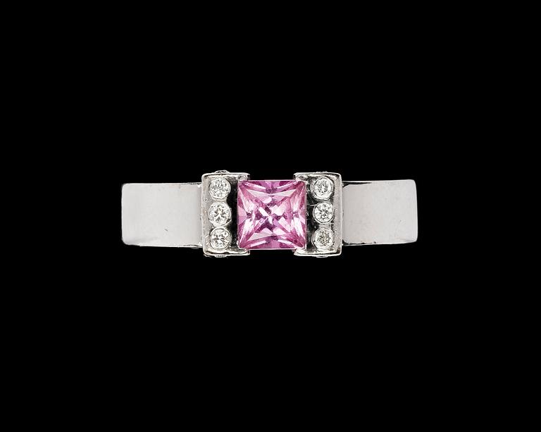 RING, pink sapphire, brilliant cut diamonds, tot 0,06 ct.