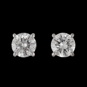 1187. A pair of brilliant cut diamond app. tot. 1.12 cts earrings. E-F/SI1.