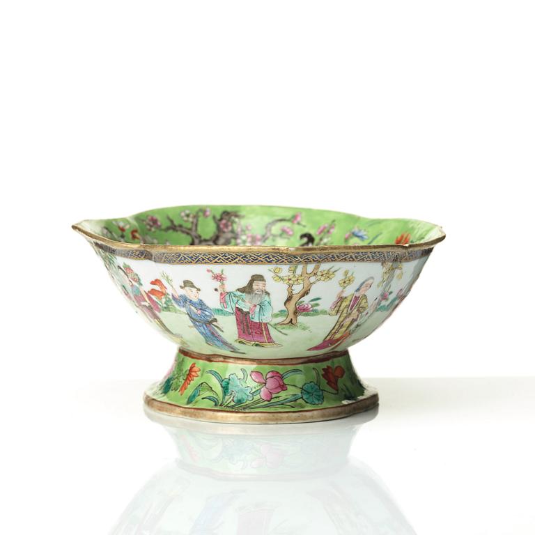 A famille rose serving dish, Qing dynasty, circa 1900.