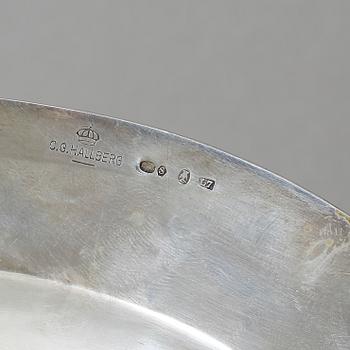 BRICKA, silver. CG Hallberg, Stockholm 1907. Vikt ca 900 gram.