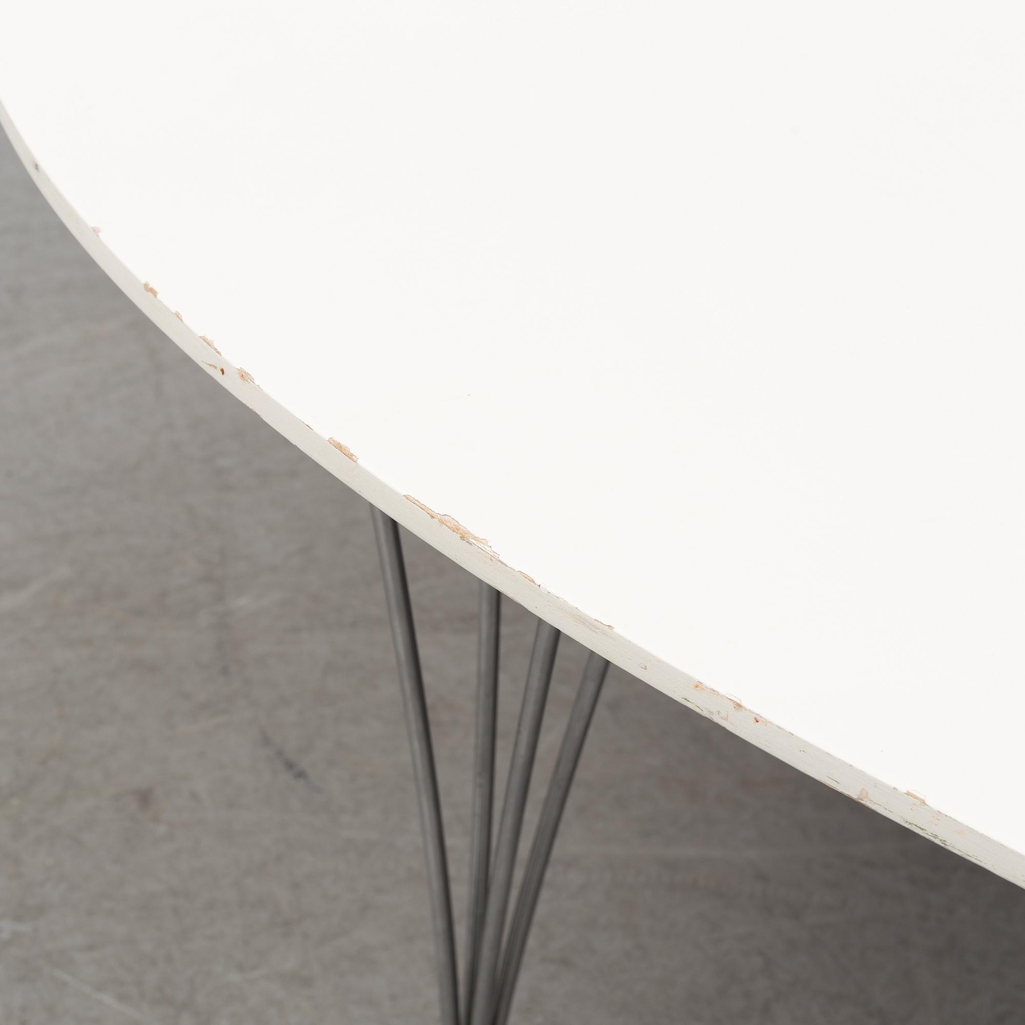 A 'Superellips' table by Bruno Mathsson and Piet Hein, Fritz Hansen, Denmark, 1900-talets andra hälft.