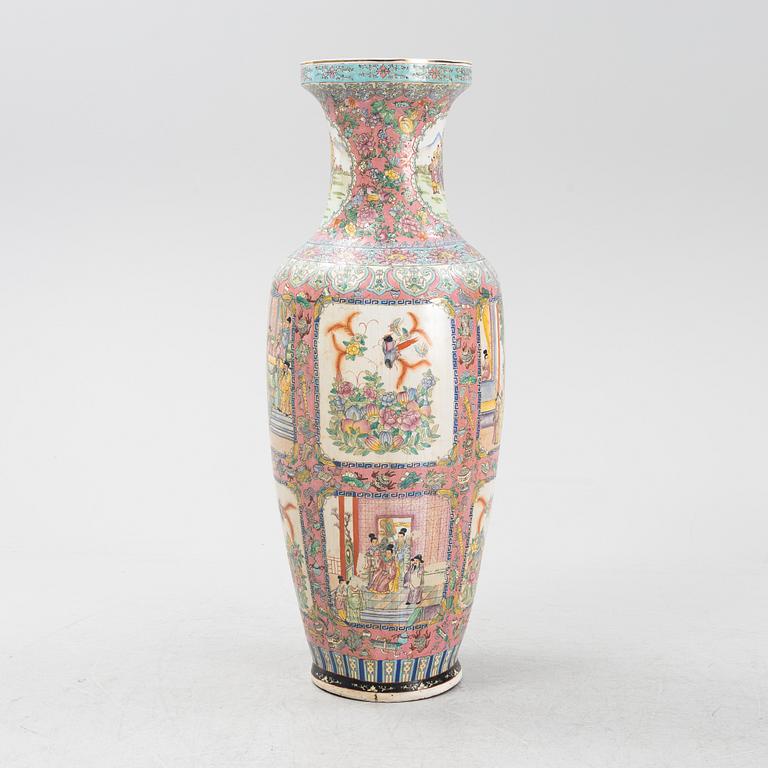 A large Chinese porcelaine floor vase, later part of the 20th CEntury,