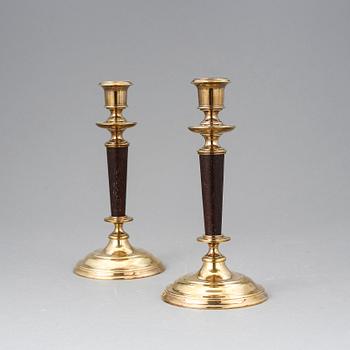 LJUSSTAKAR, ett par, mässing och trä, Skultuna mässingsbruk, 1900-talets andra hälft.