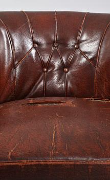 CLUBFÅTÖLJER, ett par, 1900-talets början.