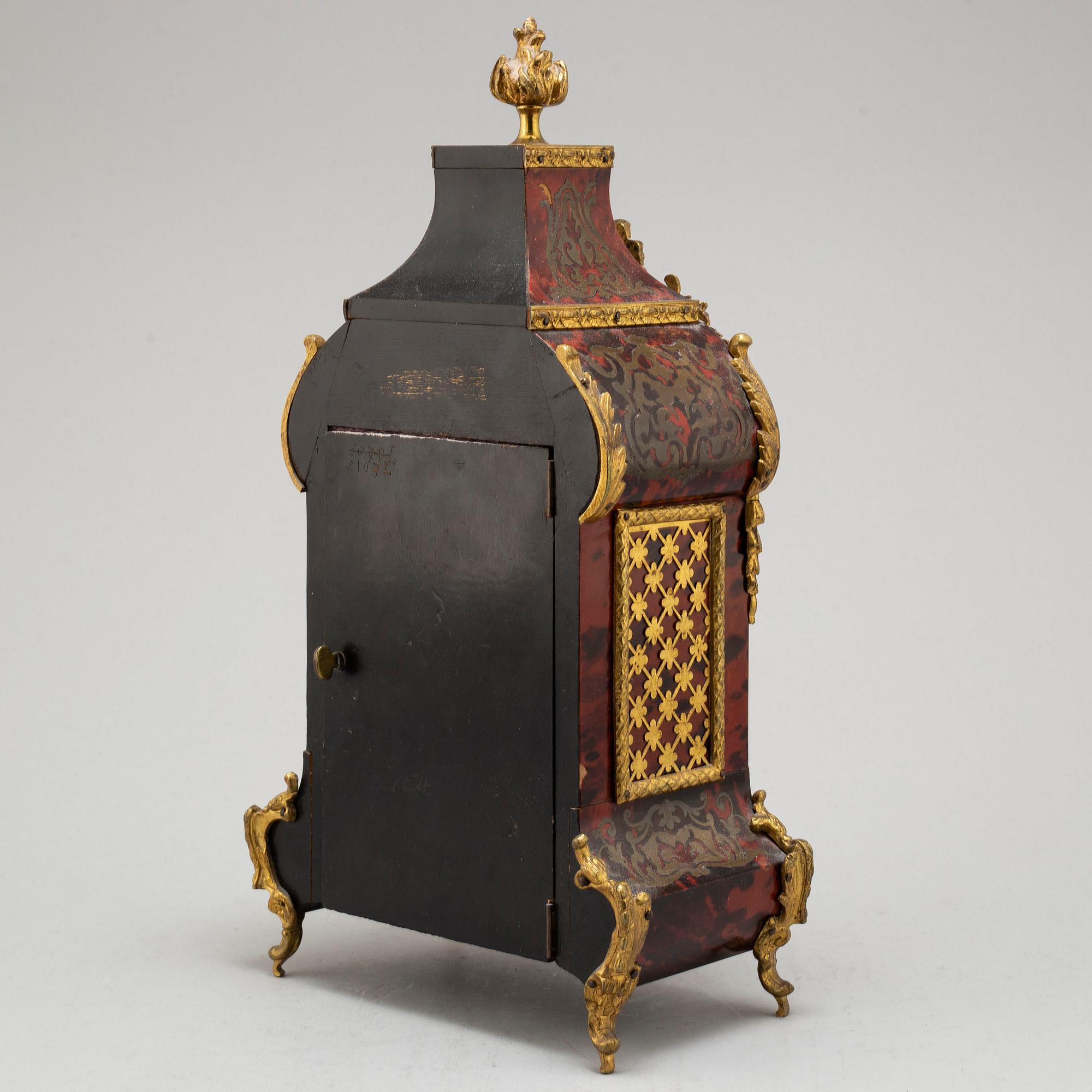 A FRENCH BOULLE MANTEL CLOCK, second half of the 19th century.