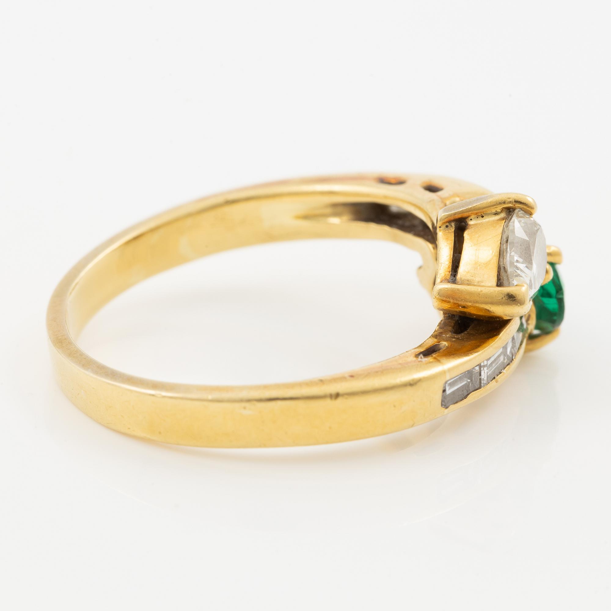 Ring 18K guld med en smaragd samt en droppformad briljantslipad diamant.