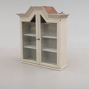 HÄNGSKÅP, allmoge, 1800-talets första hälft.